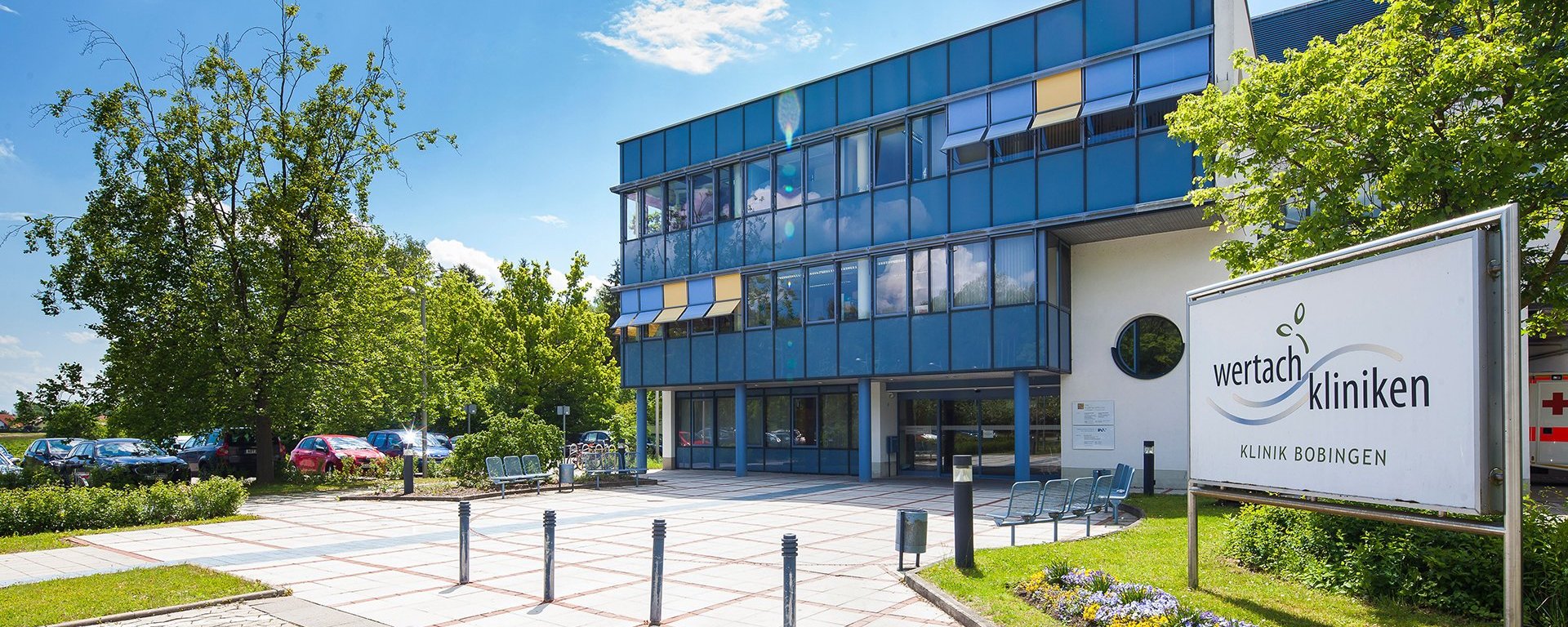 Der Eingangsbereich von der Klinik Bobingen von außen