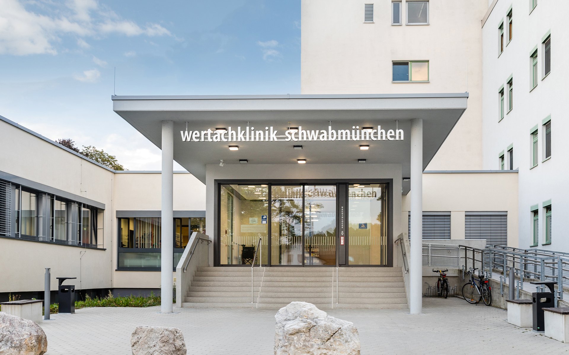 Der Eingangsbereich von der Klinik Schwabmünchen von außen
