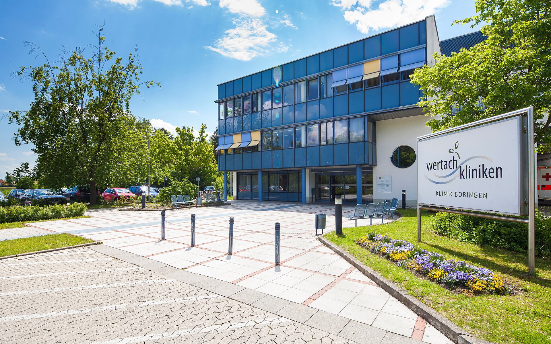 Der Eingangsbereich von der Klinik Bobingen von außen